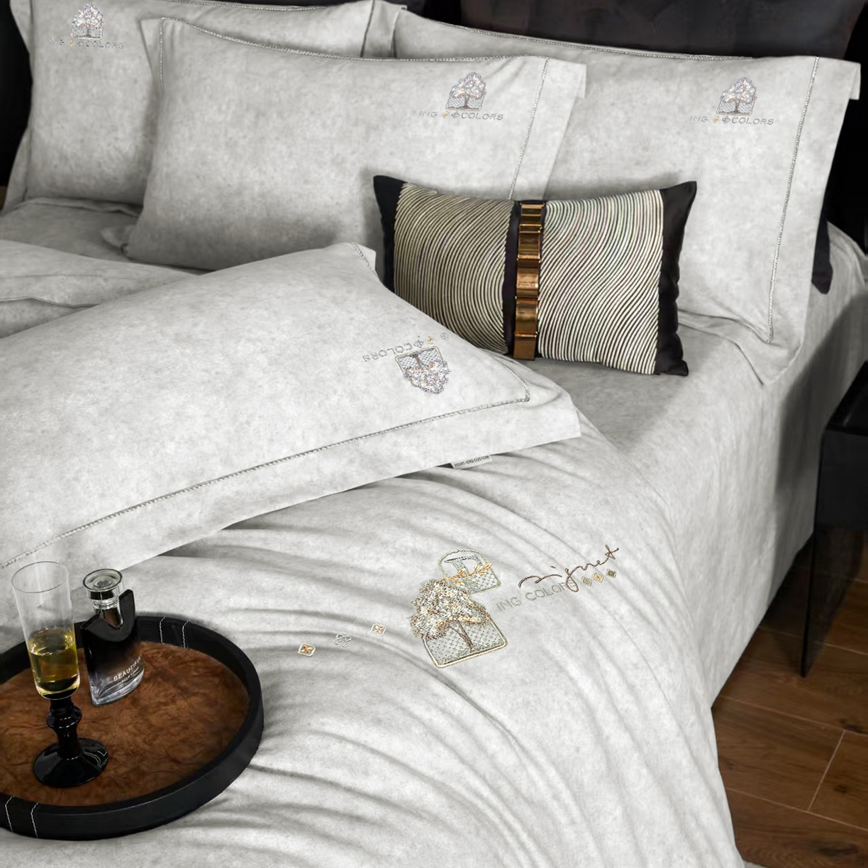 91家纺网 家纺一手货源 找家纺 玖玖爱家纺 2026新款波尔卡全棉全工艺AB版刺绣四件套 银灰