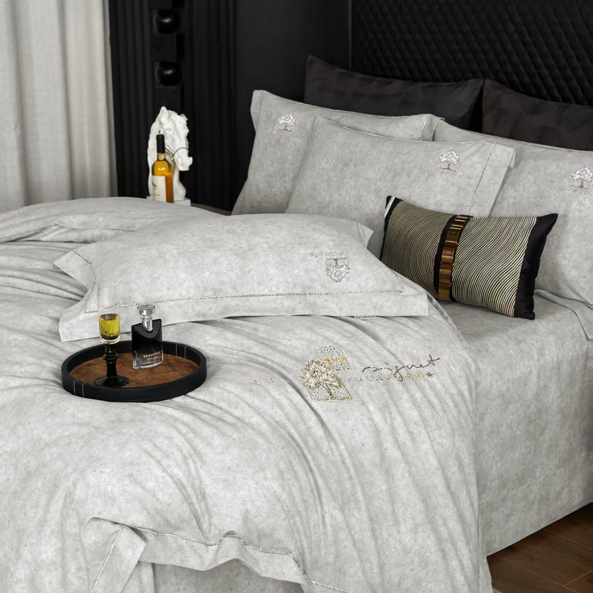 91家纺网 家纺一手货源 找家纺 玖玖爱家纺 2026新款波尔卡全棉全工艺AB版刺绣四件套 银灰