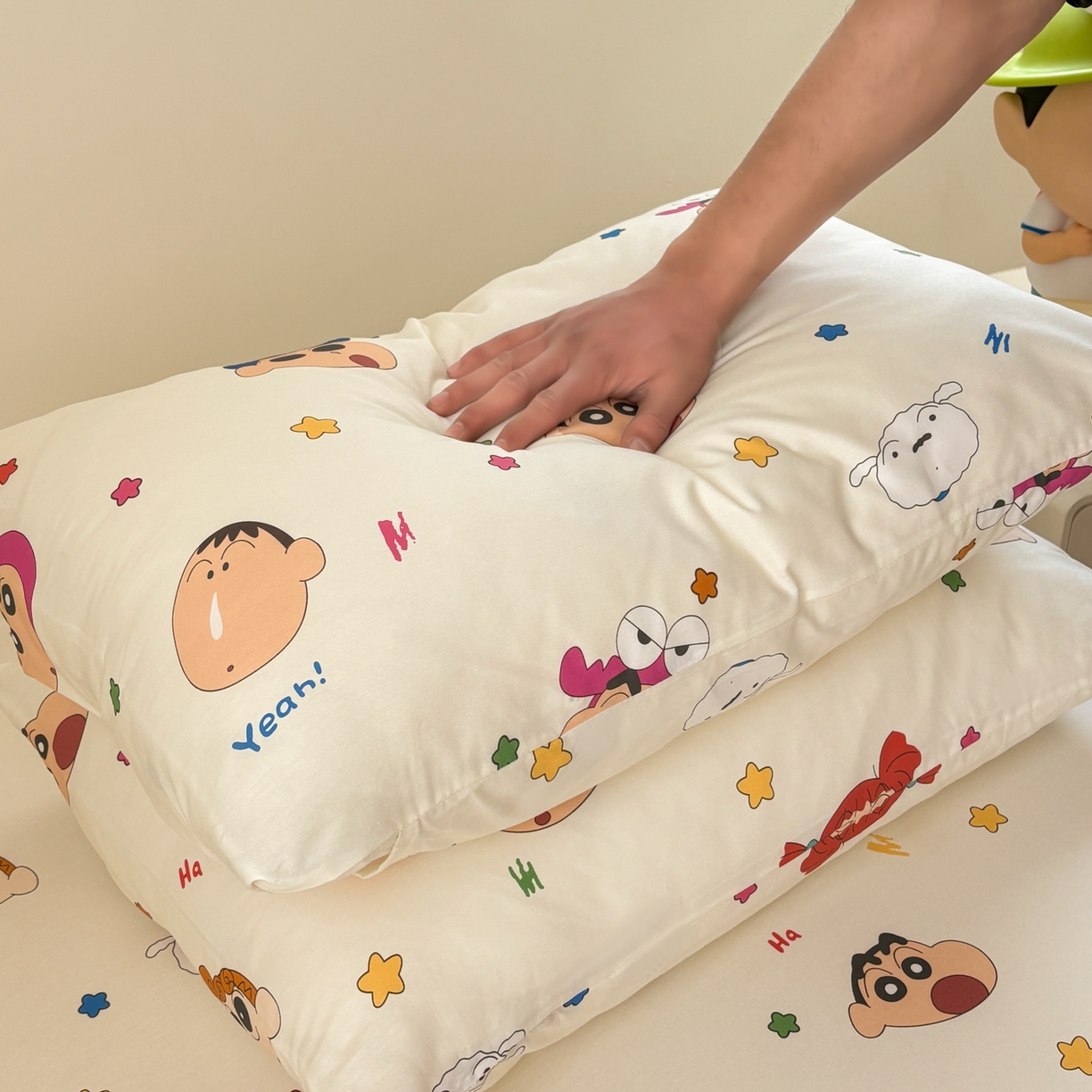 91家纺网 家纺一手货源 找家纺 居眠 2026新款全棉纯棉印花单层蜡笔小新单枕套枕套单件 小新派对