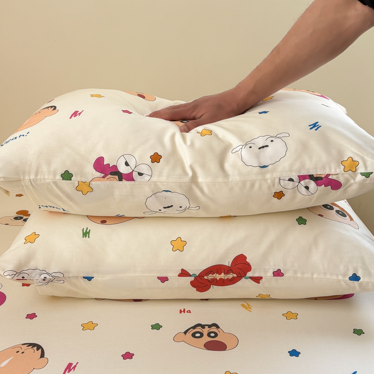 91家纺网 家纺一手货源 找家纺 居眠 2026新款全棉纯棉印花单层蜡笔小新单枕套枕套单件 小新派对