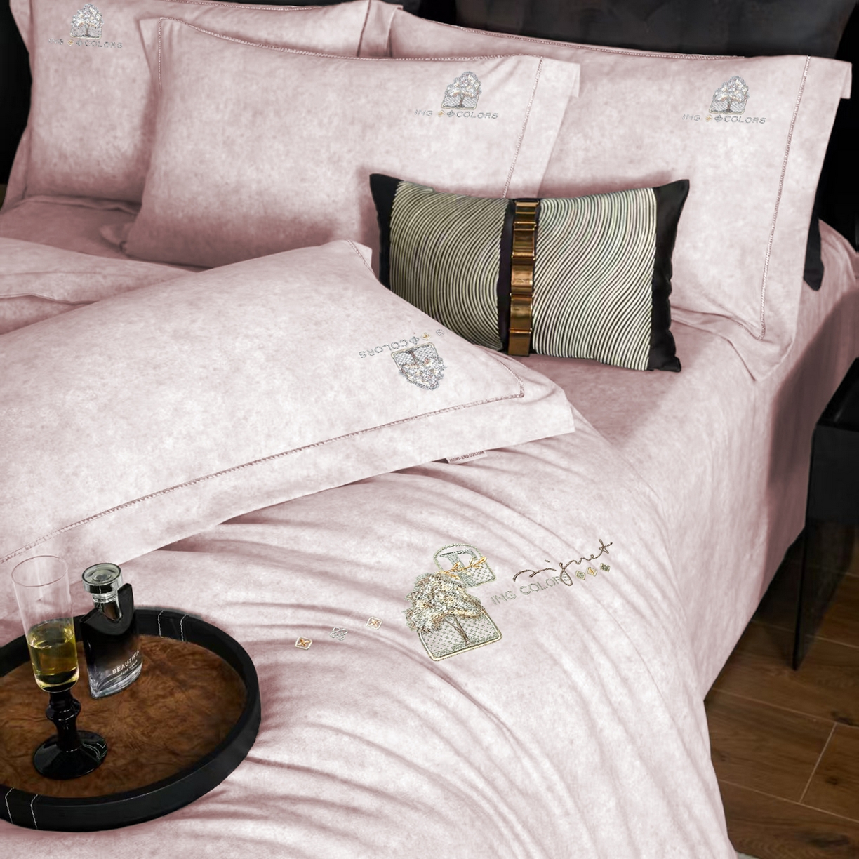 91家纺网 家纺一手货源 找家纺 玖玖爱家纺 2026新款波尔卡全棉全工艺AB版刺绣四件套 粉豆沙