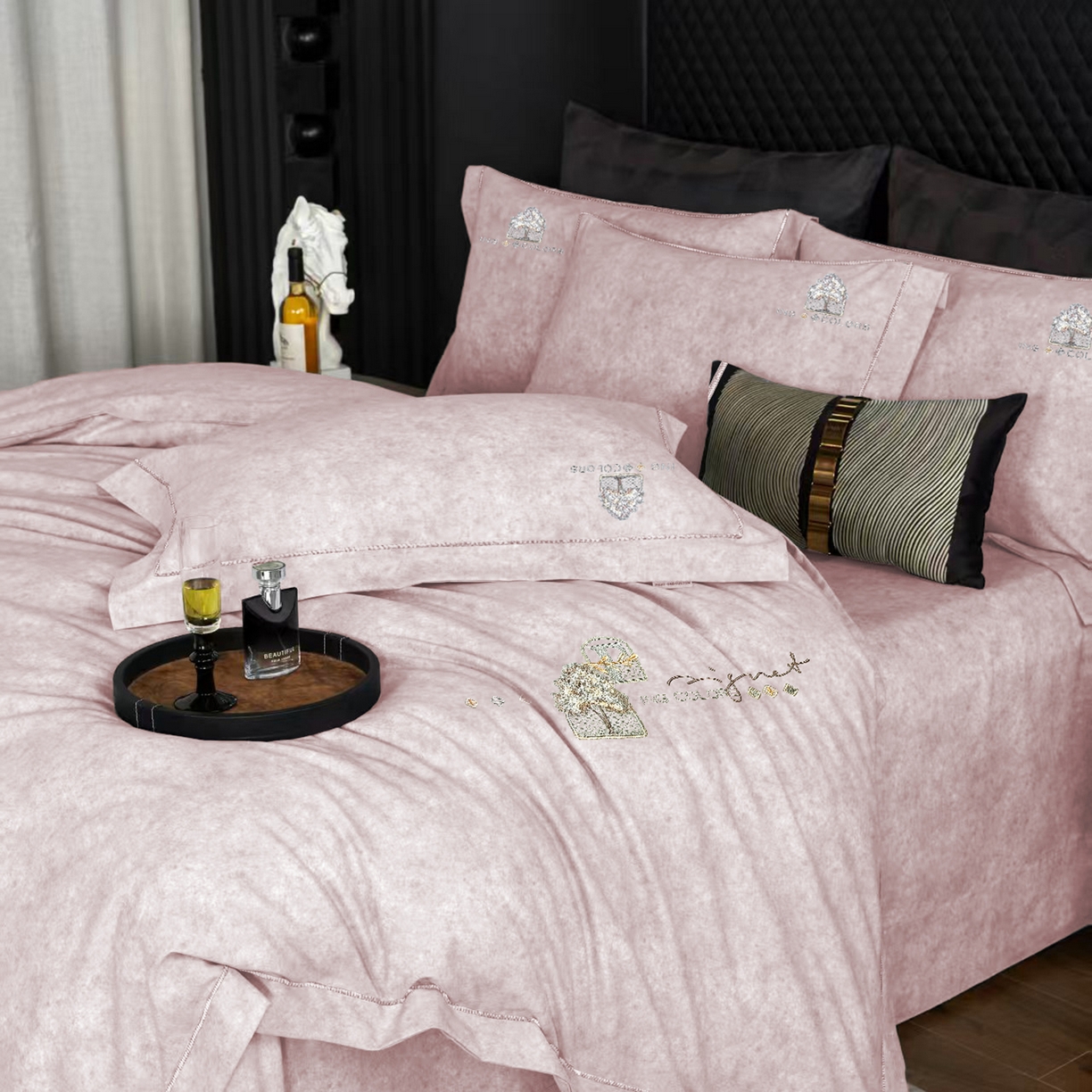 91家纺网 家纺一手货源 找家纺 玖玖爱家纺 2026新款波尔卡全棉全工艺AB版刺绣四件套 粉豆沙