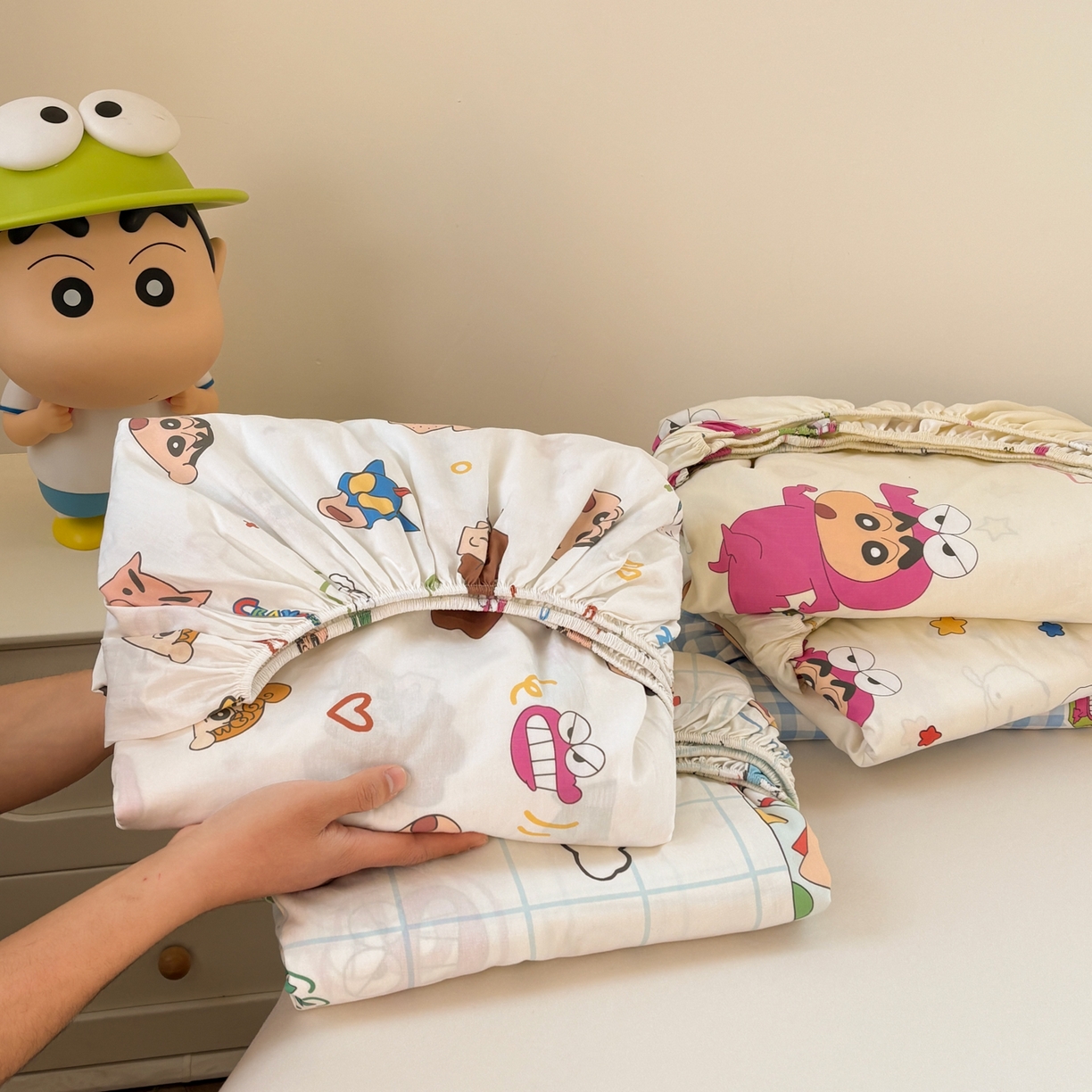 91家纺网 家纺一手货源 找家纺 居眠 2026新款全棉纯棉印花单层蜡笔小新单床笠床笠单件 组合图仅供展示-不可下单