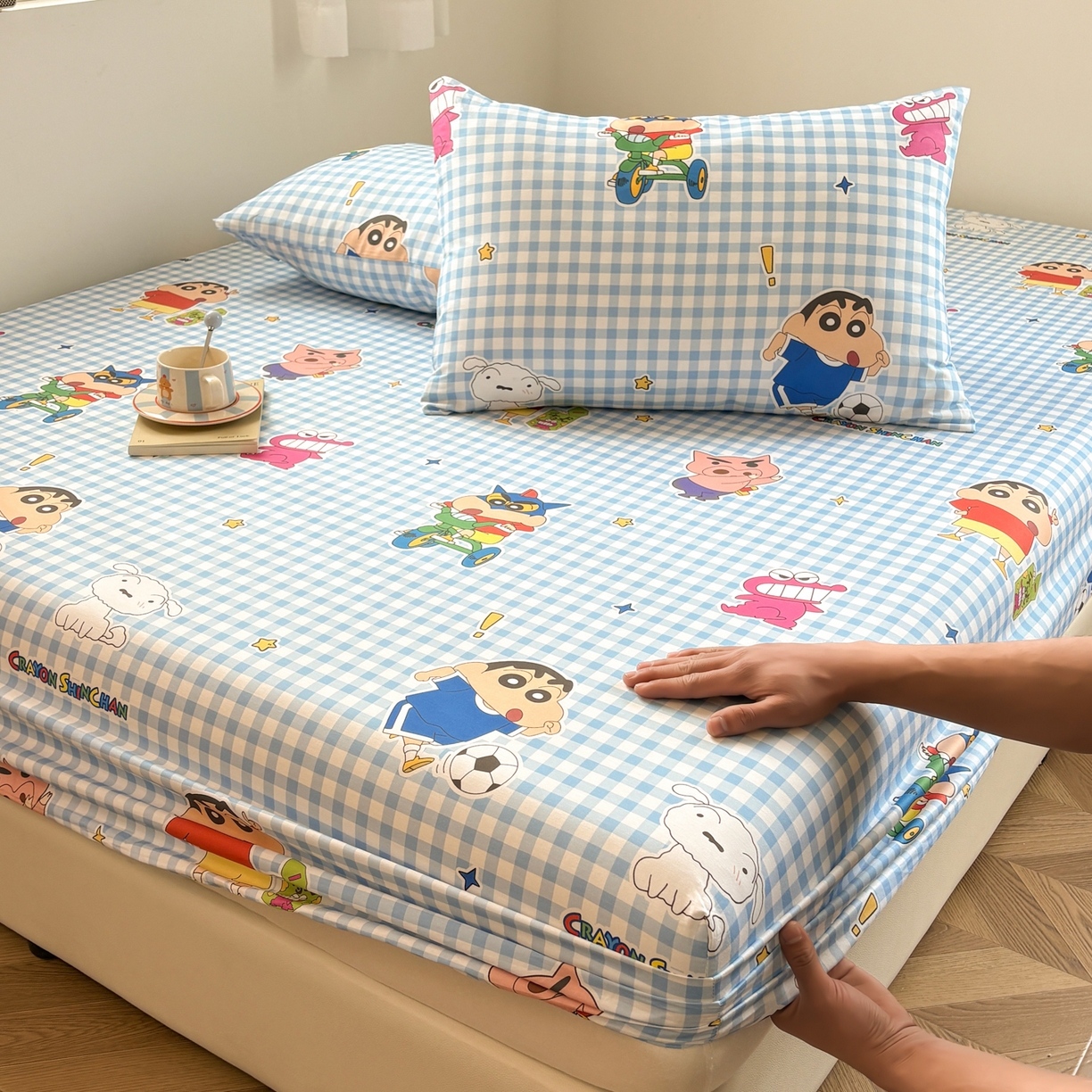 91家纺网 家纺一手货源 找家纺 居眠 2026新款全棉纯棉印花单层蜡笔小新单床笠床笠单件 蓝格小新