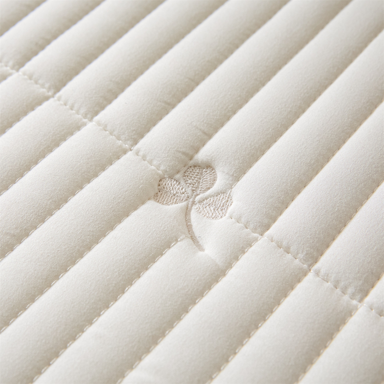 91家纺网 家纺一手货源 找家纺 （总）居眠 2026新款三叶草刺绣棉花防水单床笠床笠单件