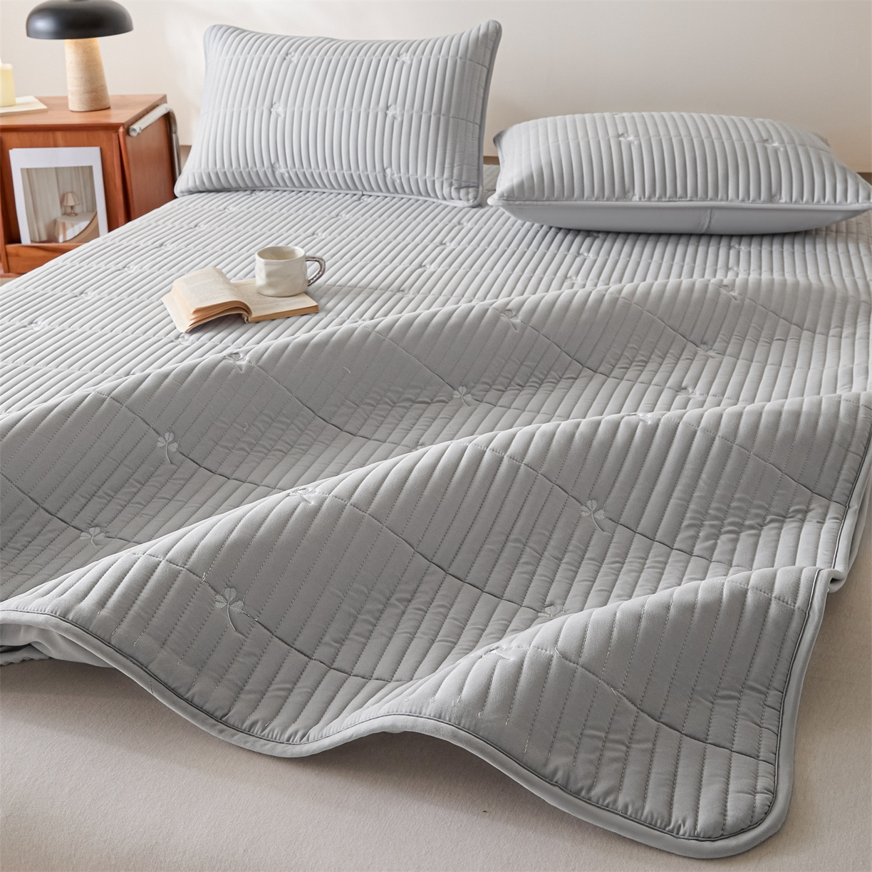 91家纺网 家纺一手货源 找家纺 居眠 2026新款三叶草刺绣棉花防水单床笠床笠单件 三叶草-灰