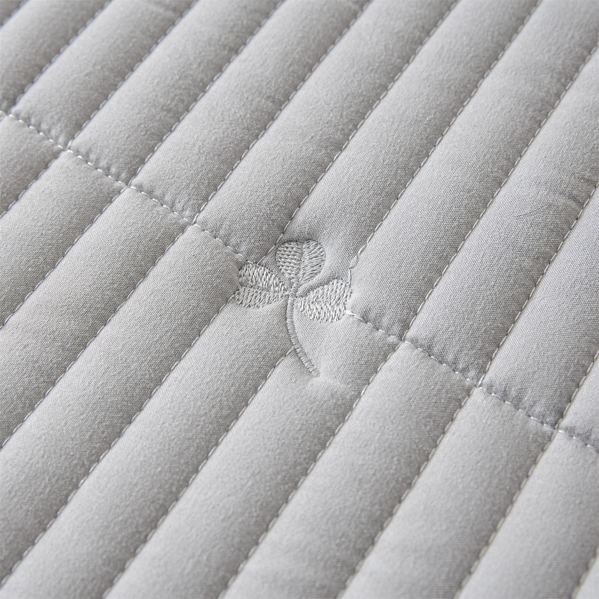 91家纺网 家纺一手货源 找家纺 居眠 2026新款三叶草刺绣棉花防水单床笠床笠单件 三叶草-灰