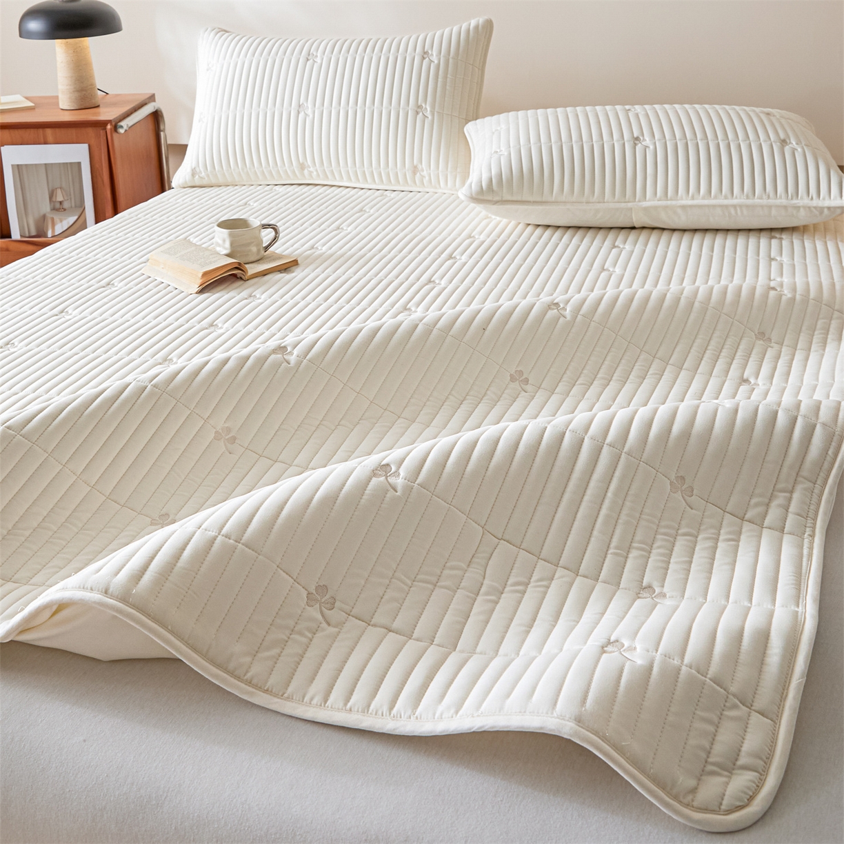 91家纺网 家纺一手货源 找家纺 居眠 2026新款三叶草刺绣棉花防水单床笠床笠单件 三叶草-白