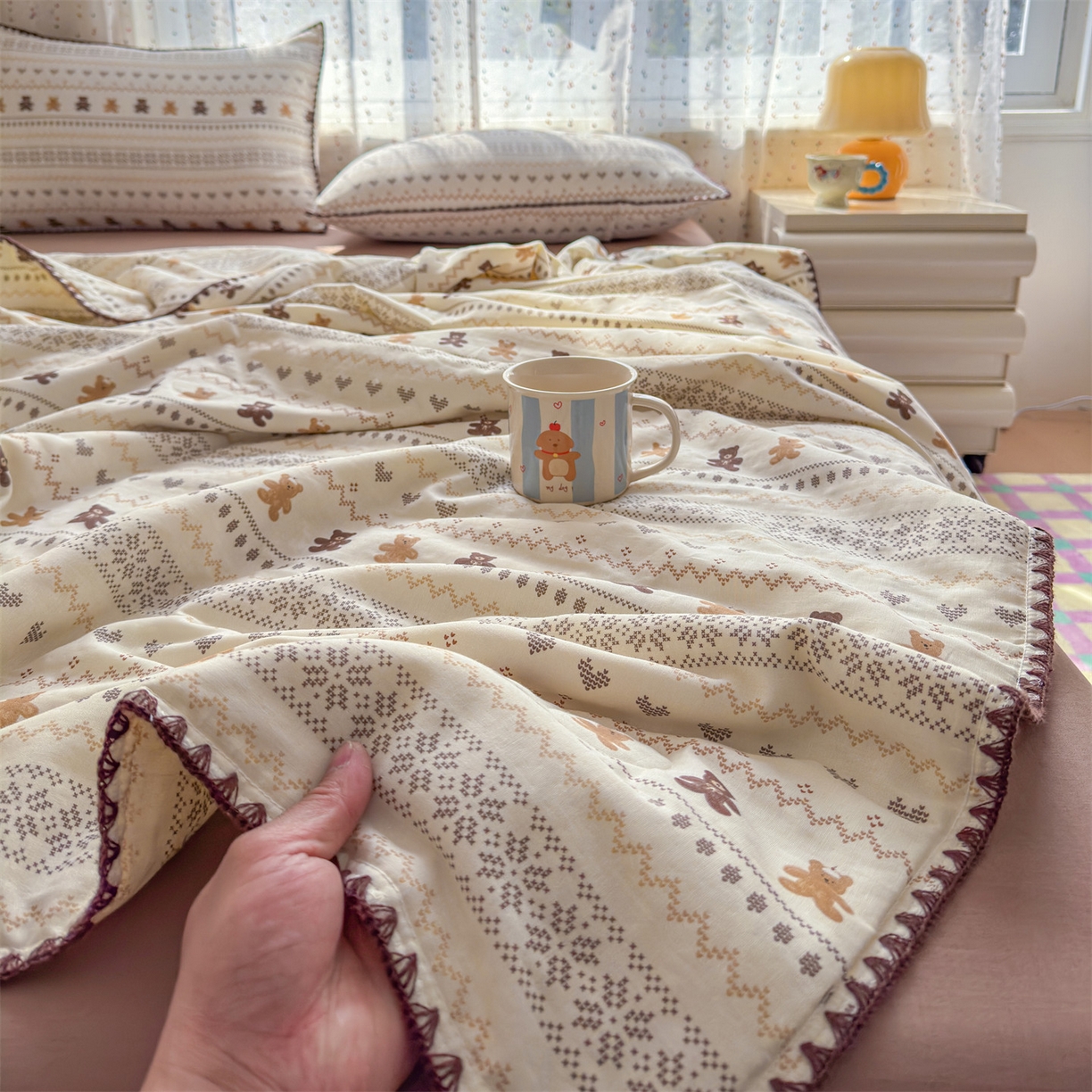 91家纺网 家纺一手货源 找家纺 被窝家纺 2026春夏新款贝壳边全棉双层纱大豆夏凉被空调被夏被四件套 费尔岛小熊