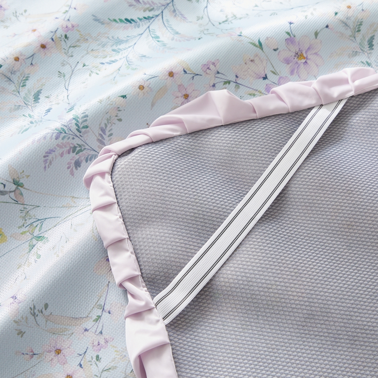 91家纺网 家纺一手货源 找家纺 优莱床垫 2026新款冰丝复合抗菌凉席床裙款 粉黛碎花凉席床裙