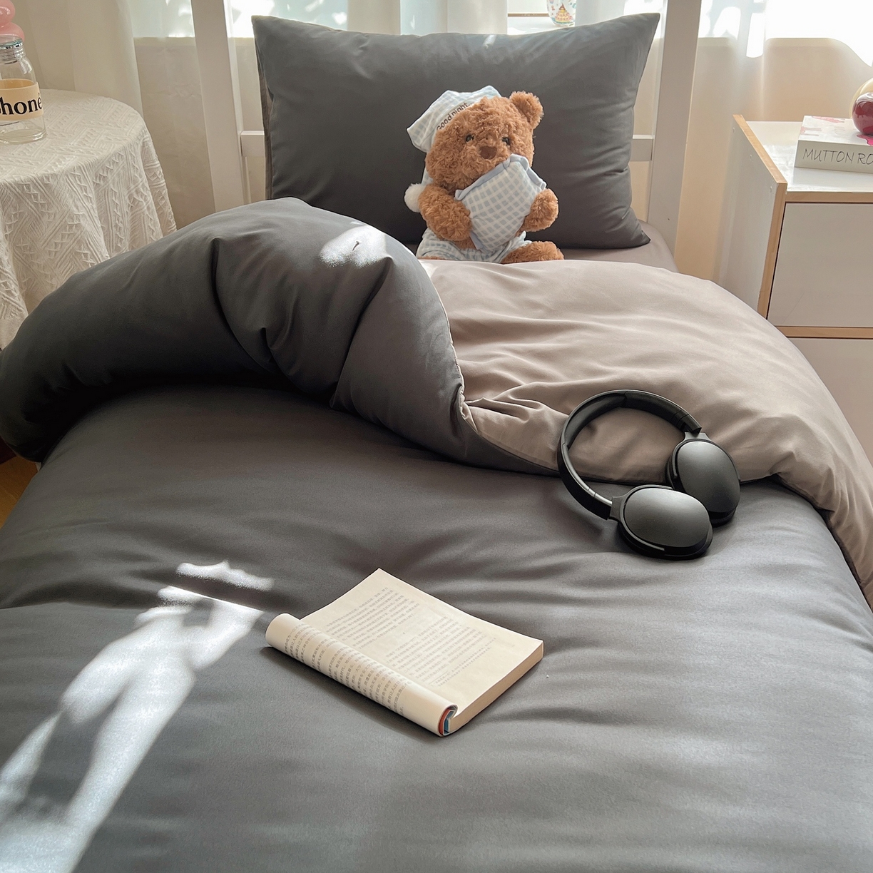 91家纺网 家纺一手货源 找家纺 缦绣阁家纺 2026新款亲肤水洗棉纯色四件套床单被罩被套单件学生宿舍上下铺单人三件套 深灰浅灰