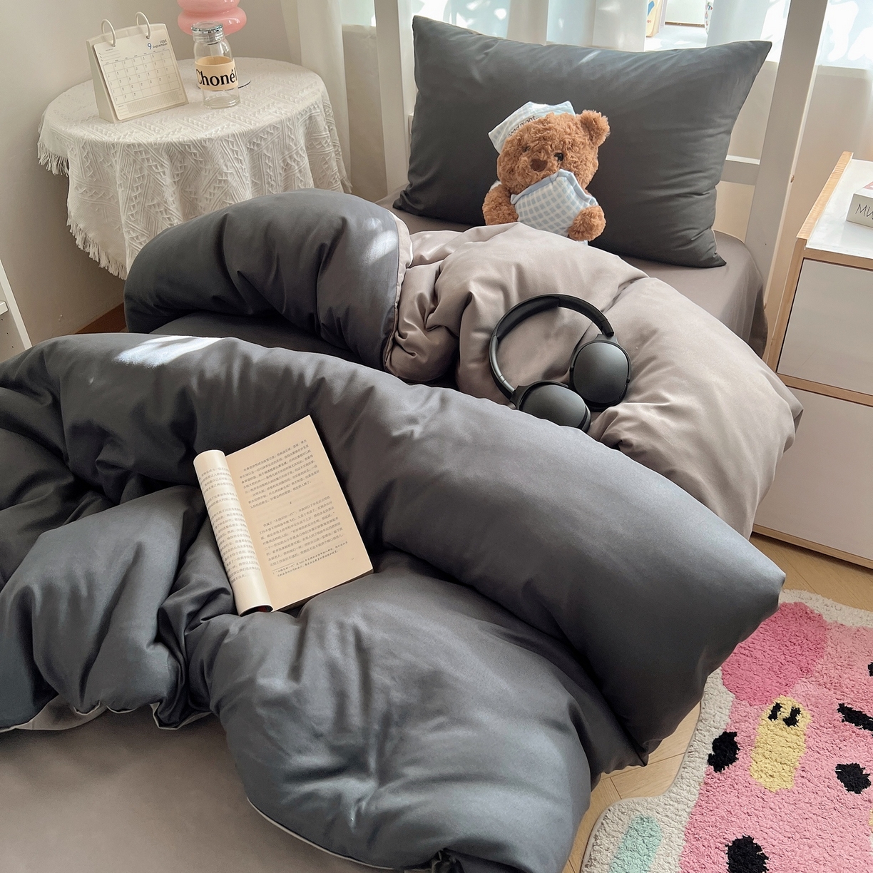 91家纺网 家纺一手货源 找家纺 缦绣阁家纺 2026新款亲肤水洗棉纯色四件套床单被罩被套单件学生宿舍上下铺单人三件套 深灰浅灰