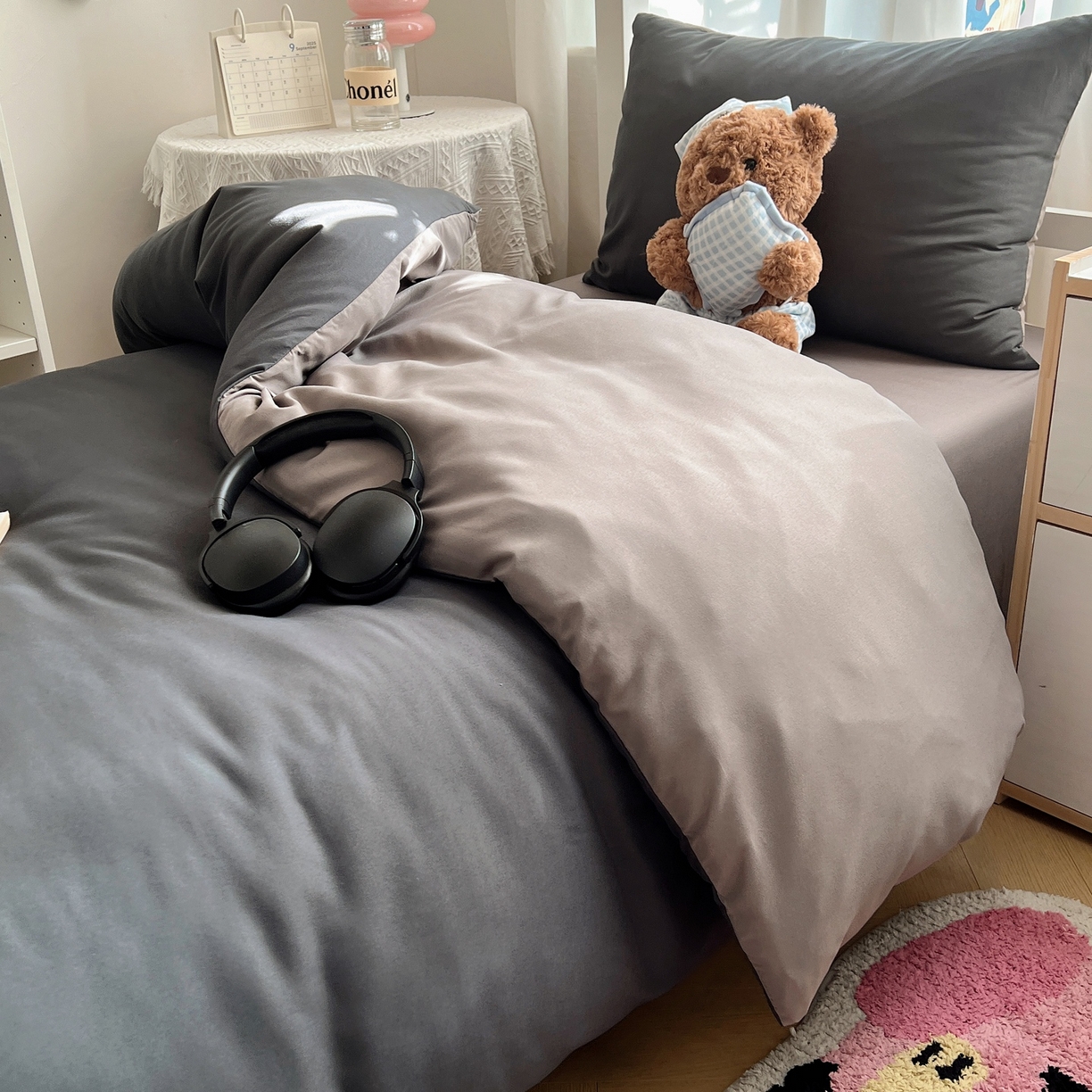 91家纺网 家纺一手货源 找家纺 缦绣阁家纺 2026新款亲肤水洗棉纯色四件套床单被罩被套单件学生宿舍上下铺单人三件套 深灰浅灰