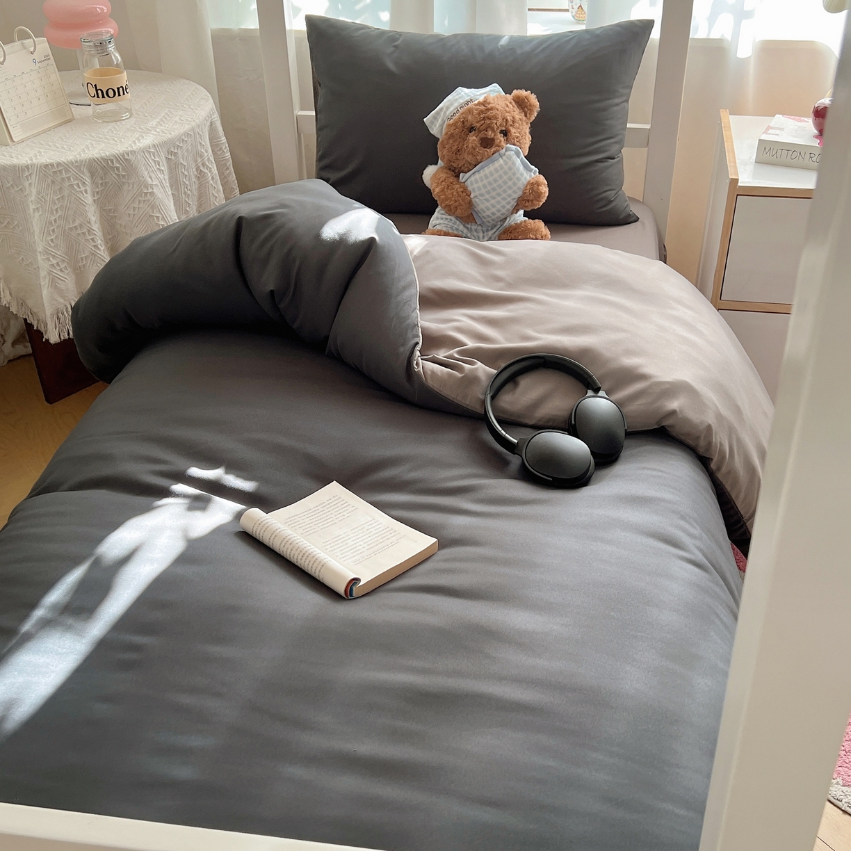 91家纺网 家纺一手货源 找家纺 缦绣阁家纺 2026新款亲肤水洗棉纯色四件套床单被罩被套单件学生宿舍上下铺单人三件套 深灰浅灰