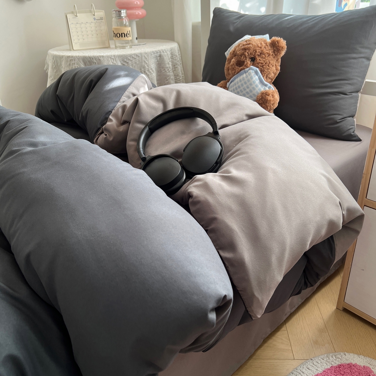 91家纺网 家纺一手货源 找家纺 缦绣阁家纺 2026新款亲肤水洗棉纯色四件套床单被罩被套单件学生宿舍上下铺单人三件套 深灰浅灰