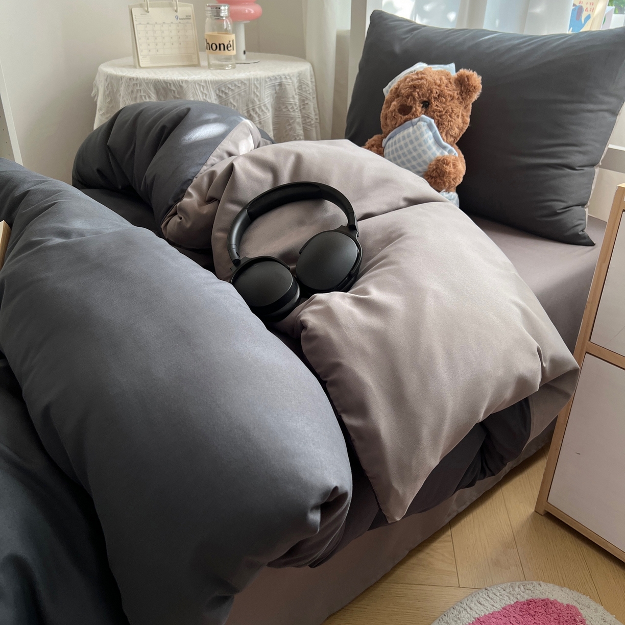 91家纺网 家纺一手货源 找家纺 缦绣阁家纺 2026新款亲肤水洗棉纯色四件套床单被罩被套单件学生宿舍上下铺单人三件套 深灰浅灰