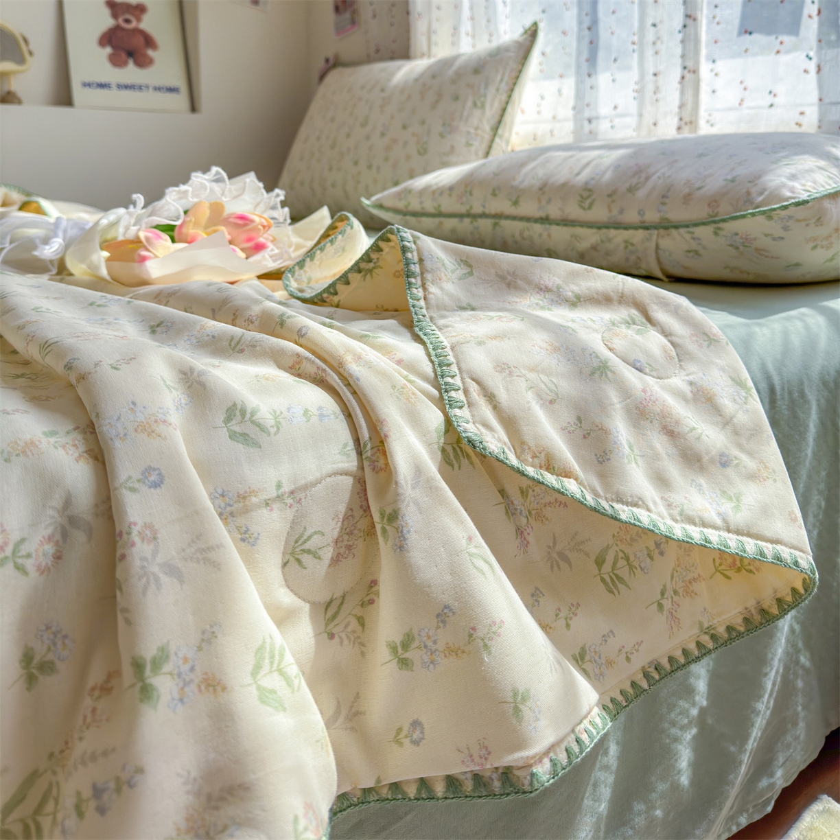 91家纺网 家纺一手货源 找家纺 被窝家纺 2026春夏新款贝壳边全棉双层纱大豆夏凉被空调被夏被四件套 蓝风铃