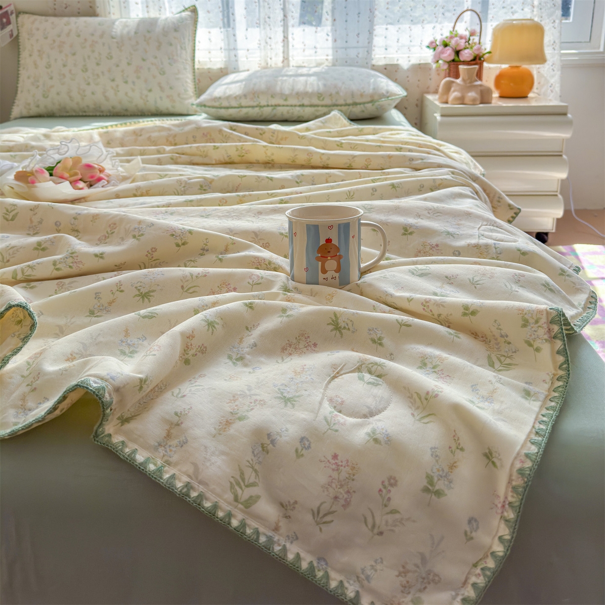 91家纺网 家纺一手货源 找家纺 被窝家纺 2026春夏新款贝壳边全棉双层纱大豆夏凉被空调被夏被四件套 蓝风铃