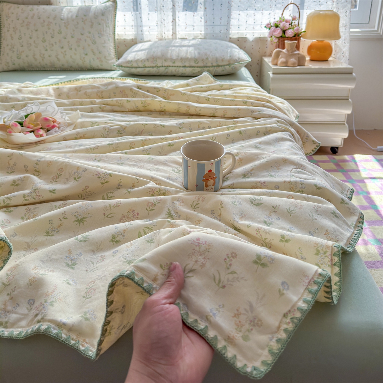 91家纺网 家纺一手货源 找家纺 被窝家纺 2026春夏新款贝壳边全棉双层纱大豆夏凉被空调被夏被四件套 蓝风铃