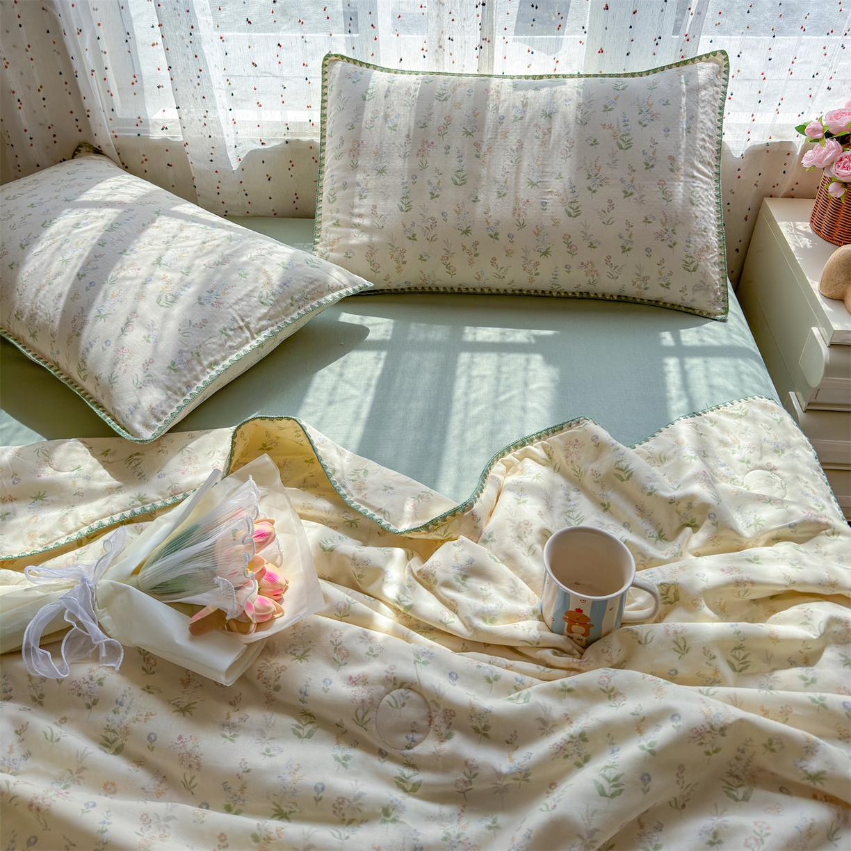 91家纺网 家纺一手货源 找家纺 被窝家纺 2026春夏新款贝壳边全棉双层纱大豆夏凉被空调被夏被四件套 蓝风铃