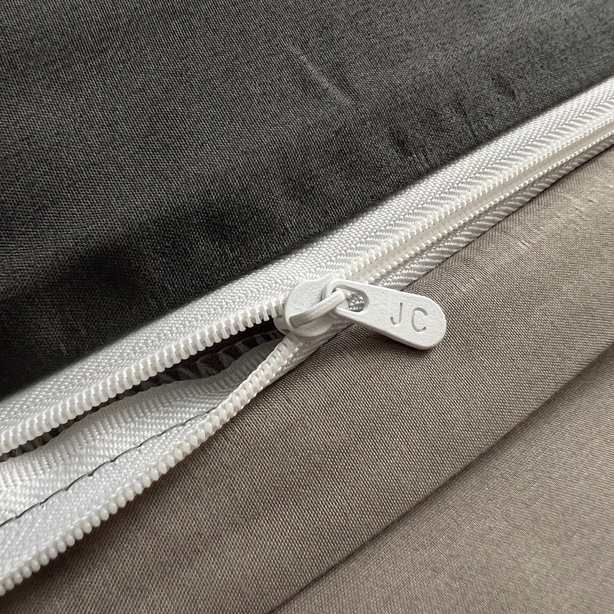 91家纺网 家纺一手货源 找家纺 缦绣阁家纺 2026新款亲肤水洗棉纯色四件套床单被罩被套单件学生宿舍上下铺单人三件套 深灰浅灰