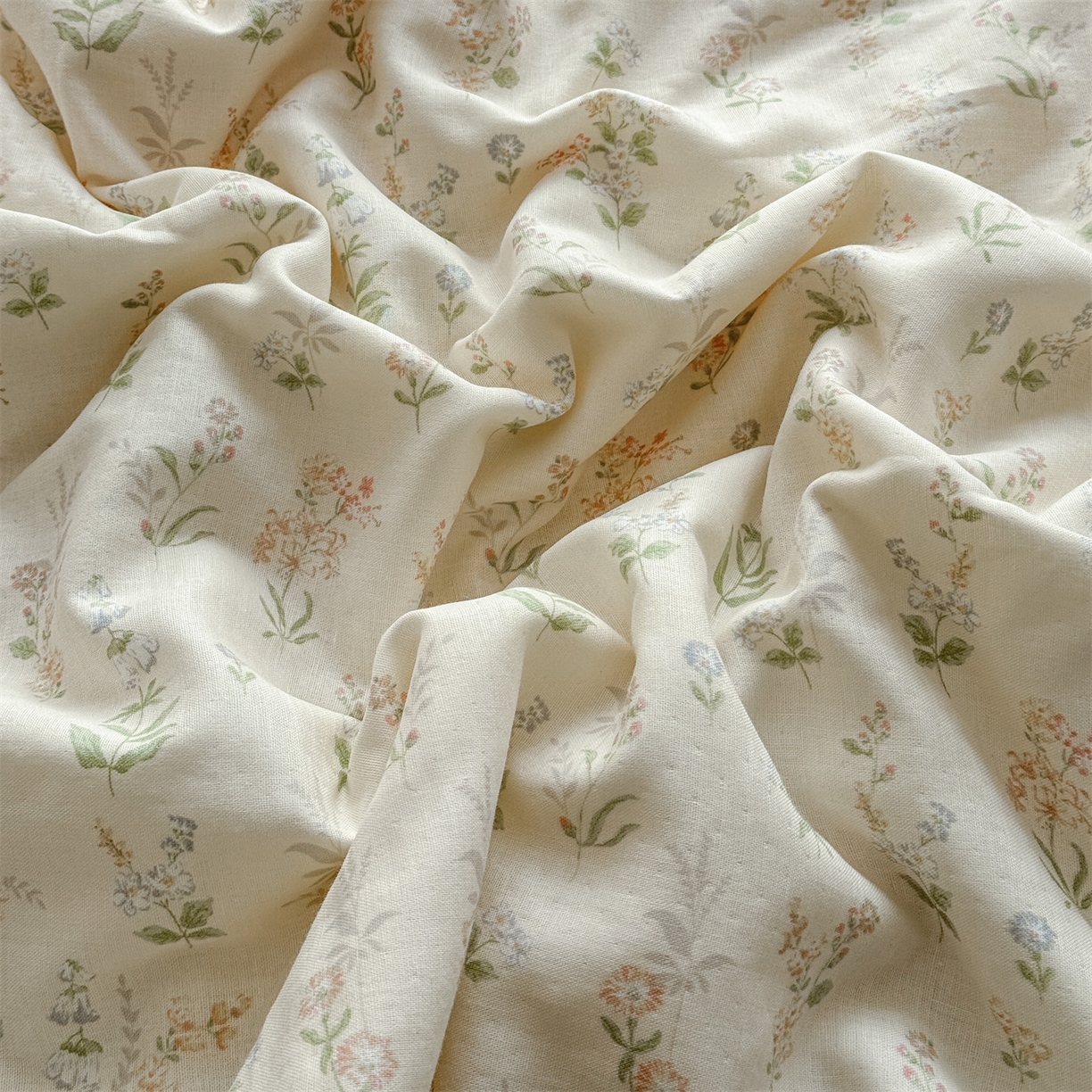 91家纺网 家纺一手货源 找家纺 被窝家纺 2026春夏新款贝壳边全棉双层纱大豆夏凉被空调被夏被四件套 蓝风铃