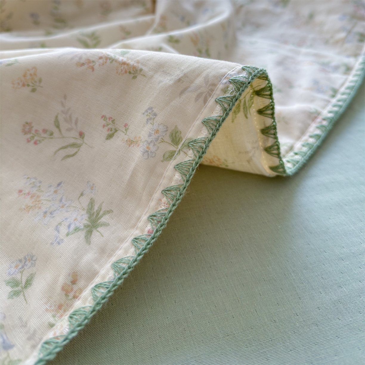 91家纺网 家纺一手货源 找家纺 被窝家纺 2026春夏新款贝壳边全棉双层纱大豆夏凉被空调被夏被四件套 蓝风铃