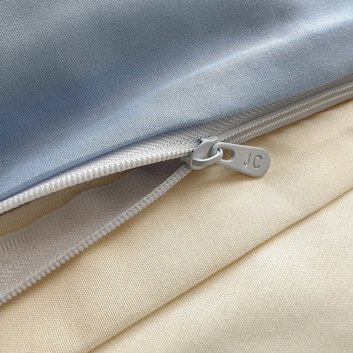 91家纺网 家纺一手货源 找家纺 缦绣阁家纺 2026新款亲肤水洗棉纯色四件套床单被罩被套单件学生宿舍上下铺单人三件套 天空兰芝士