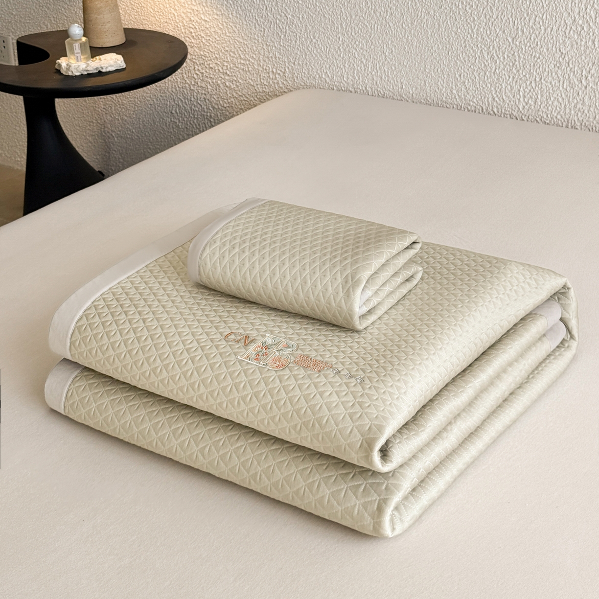 91家纺网 家纺一手货源 找家纺 鑫姿席业 2026新款A类PE凉感抗菌席凉席席子-几何花静系列 几何花境-咖（床垫款）