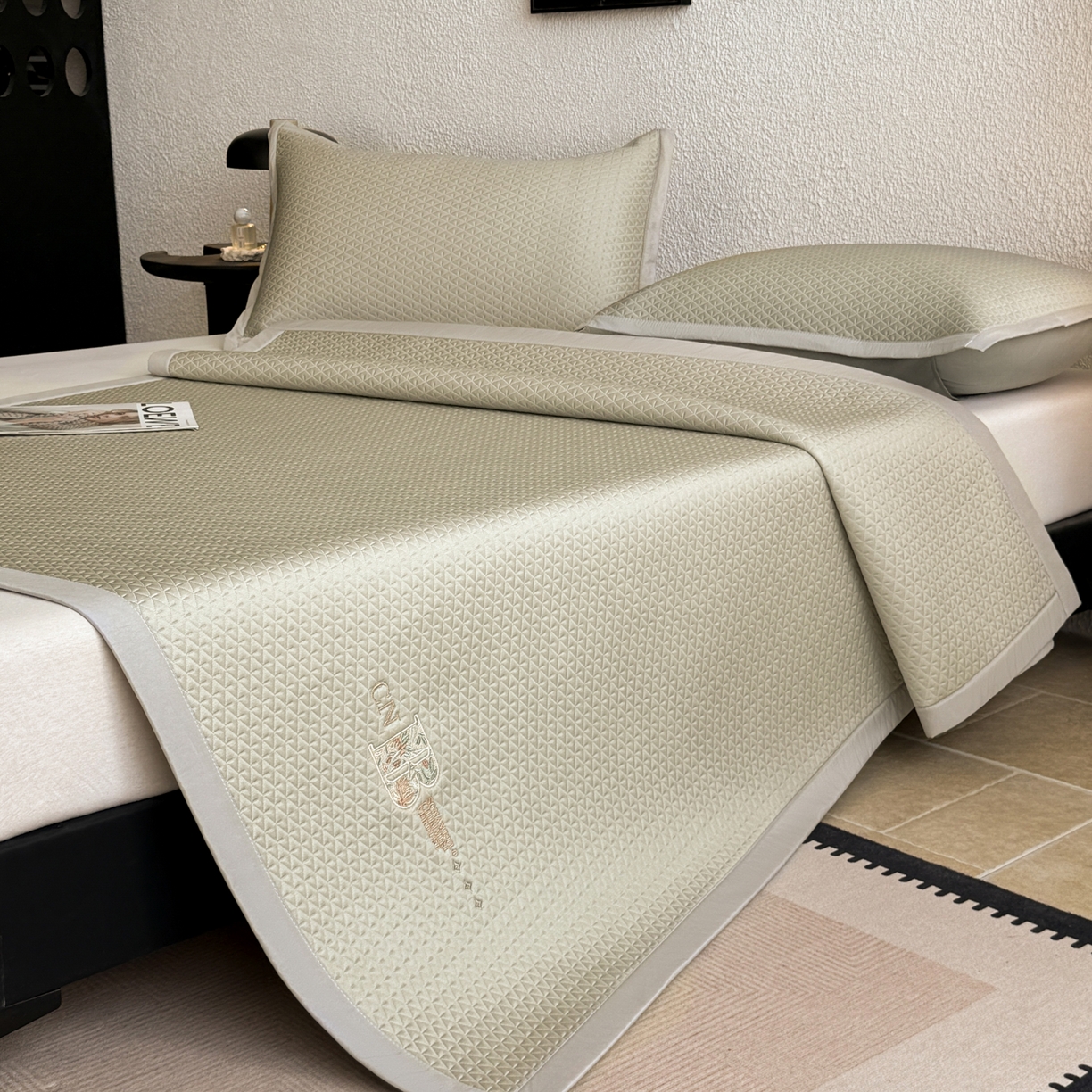 91家纺网 家纺一手货源 找家纺 鑫姿席业 2026新款A类PE凉感抗菌席凉席席子-几何花静系列 几何花境-咖（床垫款）