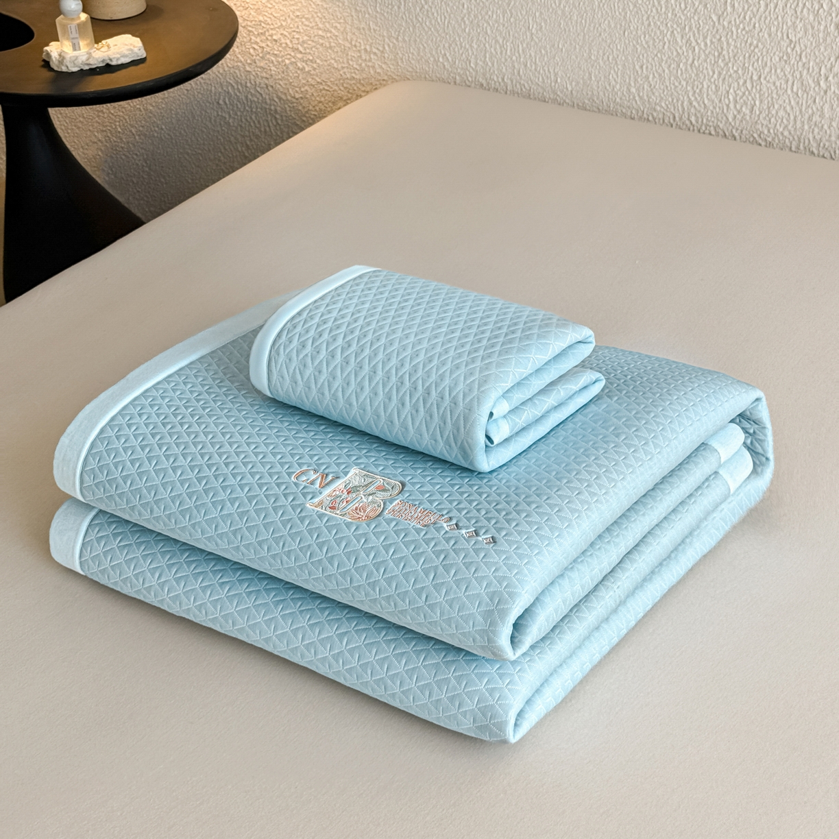 91家纺网 家纺一手货源 找家纺 鑫姿席业 2026新款A类PE凉感抗菌席凉席席子-几何花静系列 几何花境-蓝（床垫款）