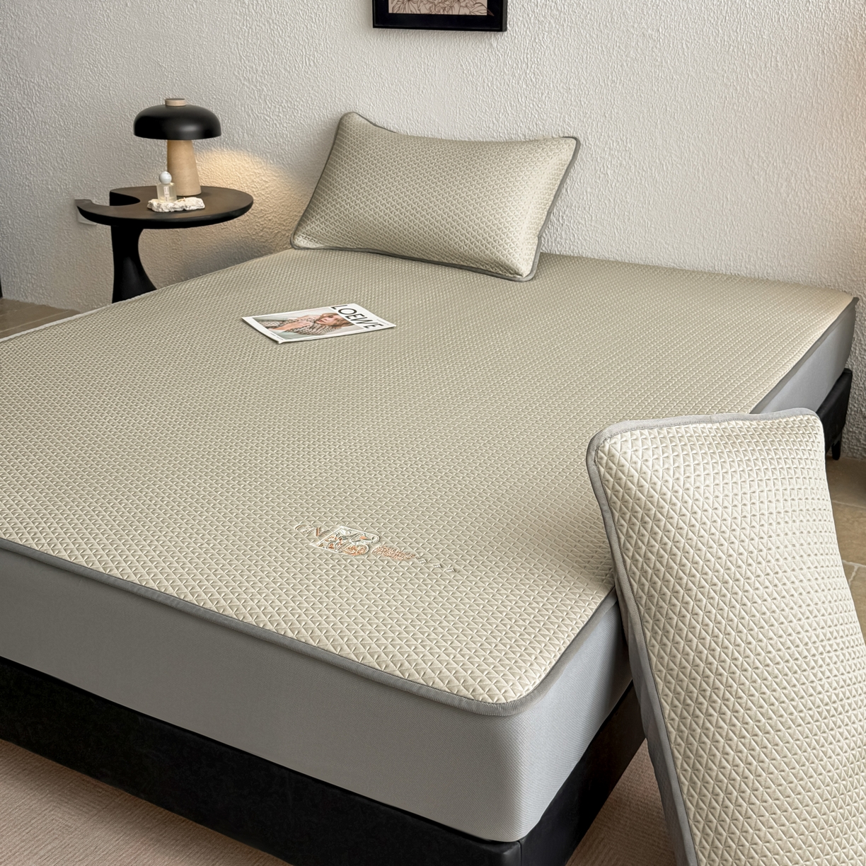 91家纺网 家纺一手货源 找家纺 鑫姿席业 2026新款A类PE凉感抗菌席凉席席子-几何花静系列 几何花境-咖（床笠款）