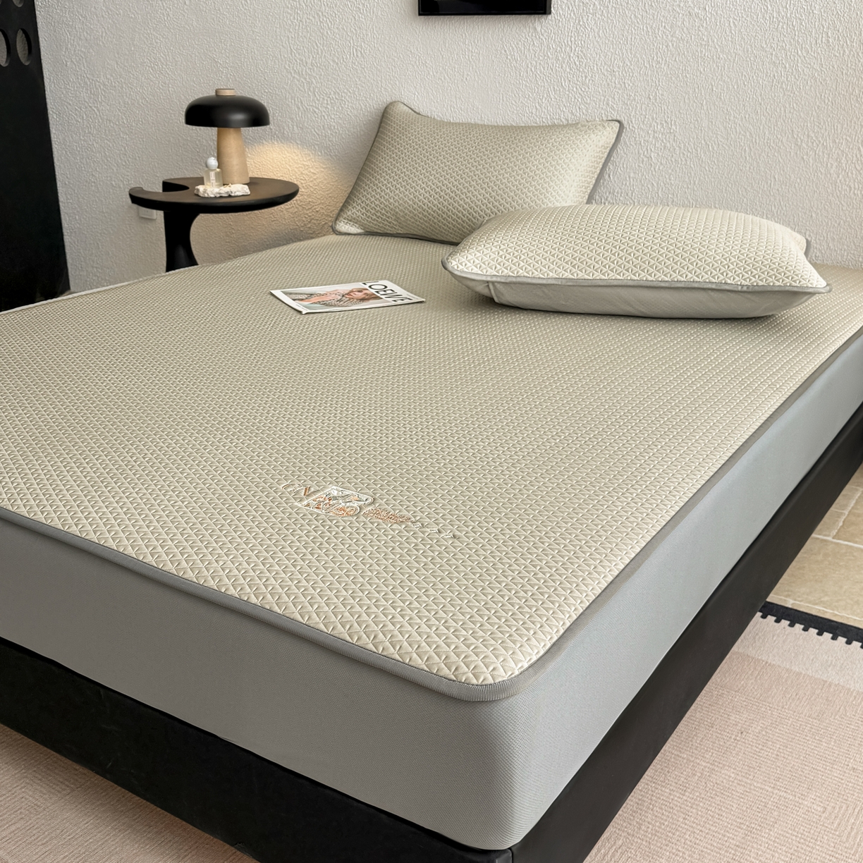 91家纺网 家纺一手货源 找家纺 鑫姿席业 2026新款A类PE凉感抗菌席凉席席子-几何花静系列 几何花境-咖（床笠款）