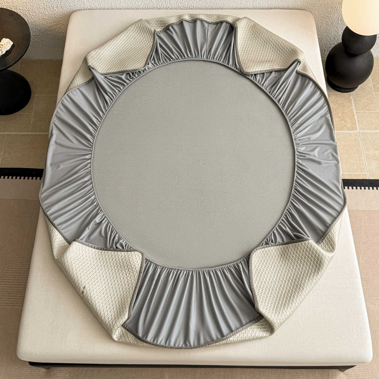 91家纺网 家纺一手货源 找家纺 鑫姿席业 2026新款A类PE凉感抗菌席凉席席子-几何花静系列 几何花境-咖（床笠款）