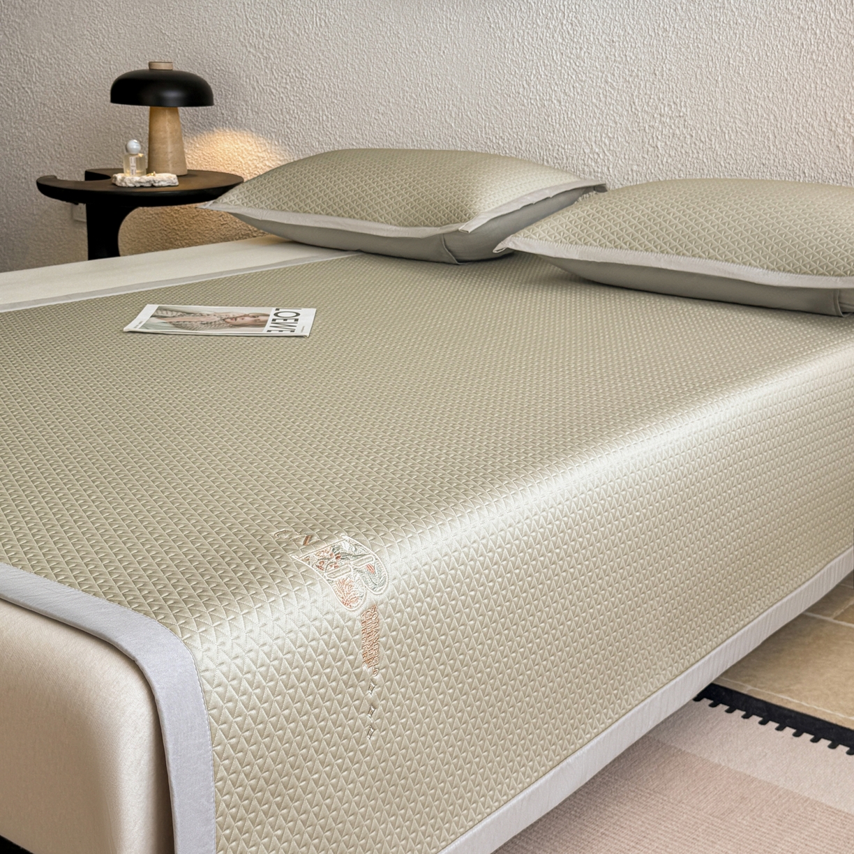 91家纺网 家纺一手货源 找家纺 鑫姿席业 2026新款A类PE凉感抗菌席凉席席子-几何花静系列 几何花境-咖（床垫款）