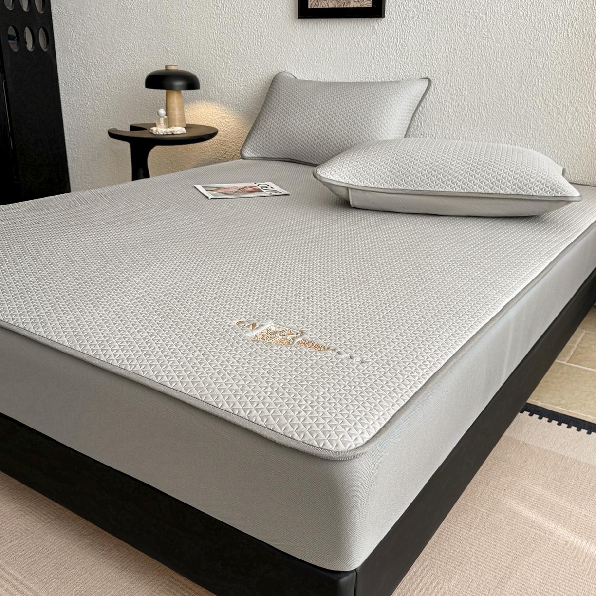 91家纺网 家纺一手货源 找家纺 鑫姿席业 2026新款A类PE凉感抗菌席凉席席子-几何花静系列 几何花境-灰（床笠款）