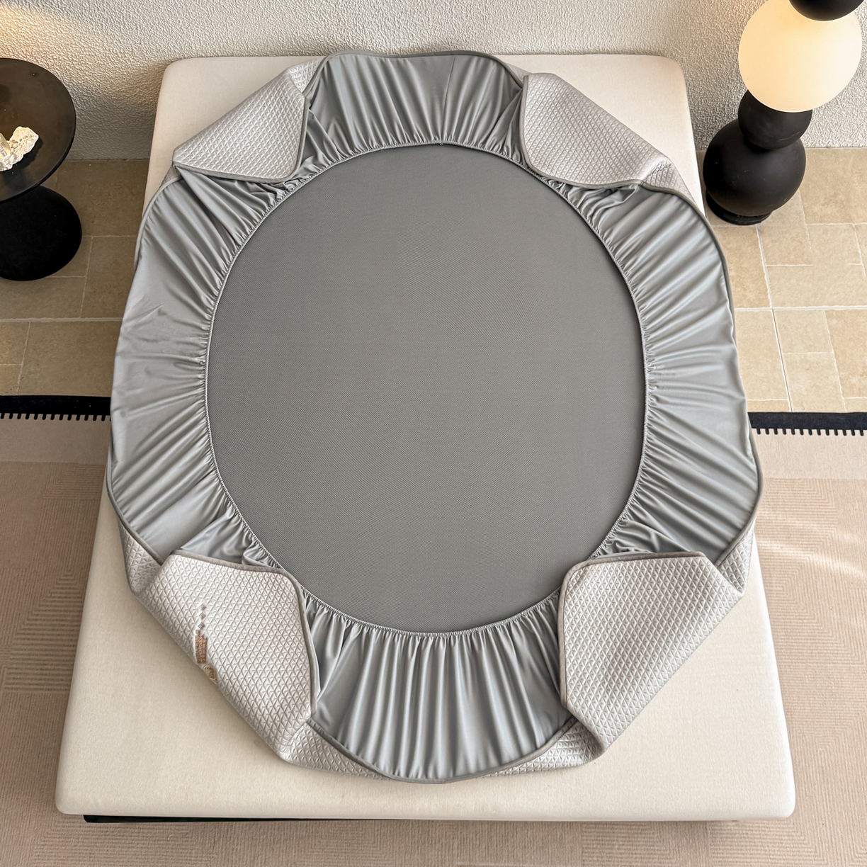 91家纺网 家纺一手货源 找家纺 鑫姿席业 2026新款A类PE凉感抗菌席凉席席子-几何花静系列 几何花境-灰（床笠款）