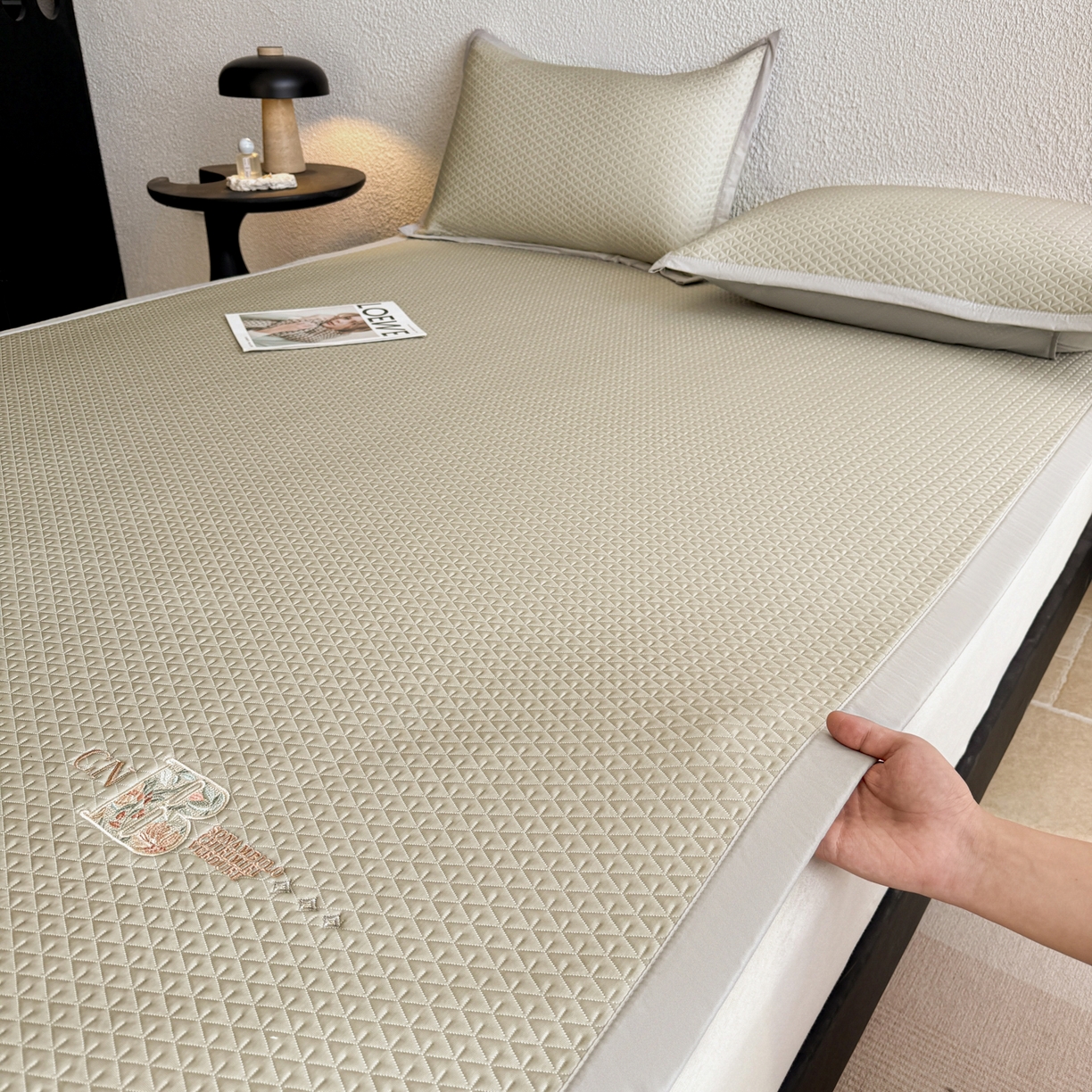 91家纺网 家纺一手货源 找家纺 鑫姿席业 2026新款A类PE凉感抗菌席凉席席子-几何花静系列 几何花境-咖（床垫款）