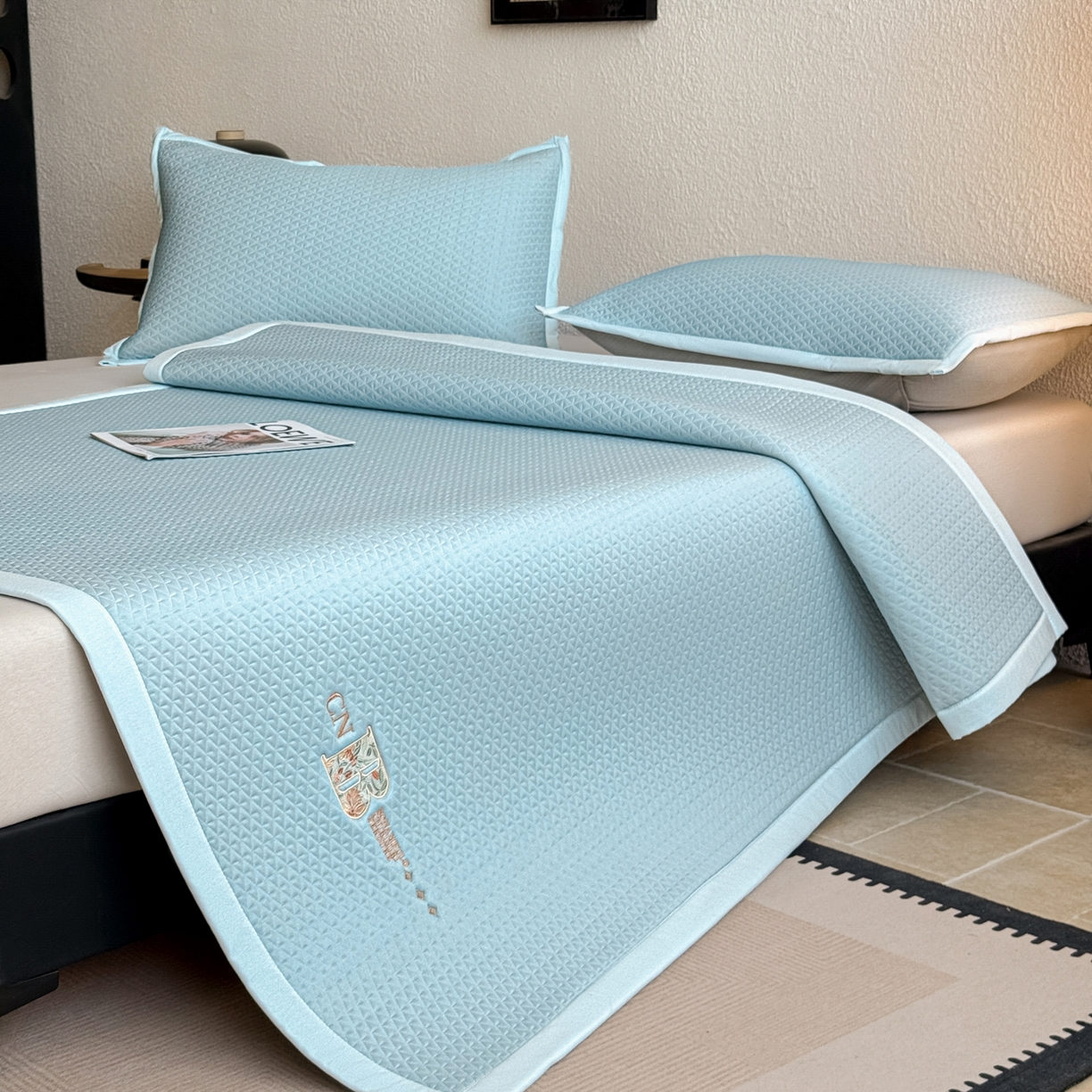 91家纺网 家纺一手货源 找家纺 鑫姿席业 2026新款A类PE凉感抗菌席凉席席子-几何花静系列 几何花境-蓝（床垫款）