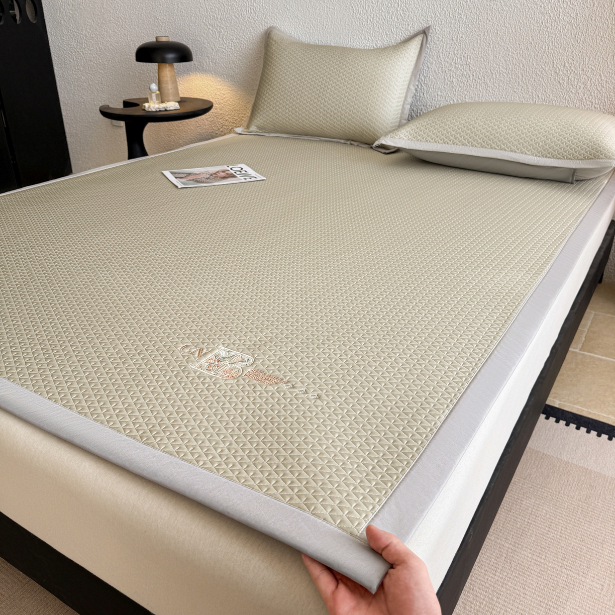 91家纺网 家纺一手货源 找家纺 鑫姿席业 2026新款A类PE凉感抗菌席凉席席子-几何花静系列 几何花境-咖（床垫款）