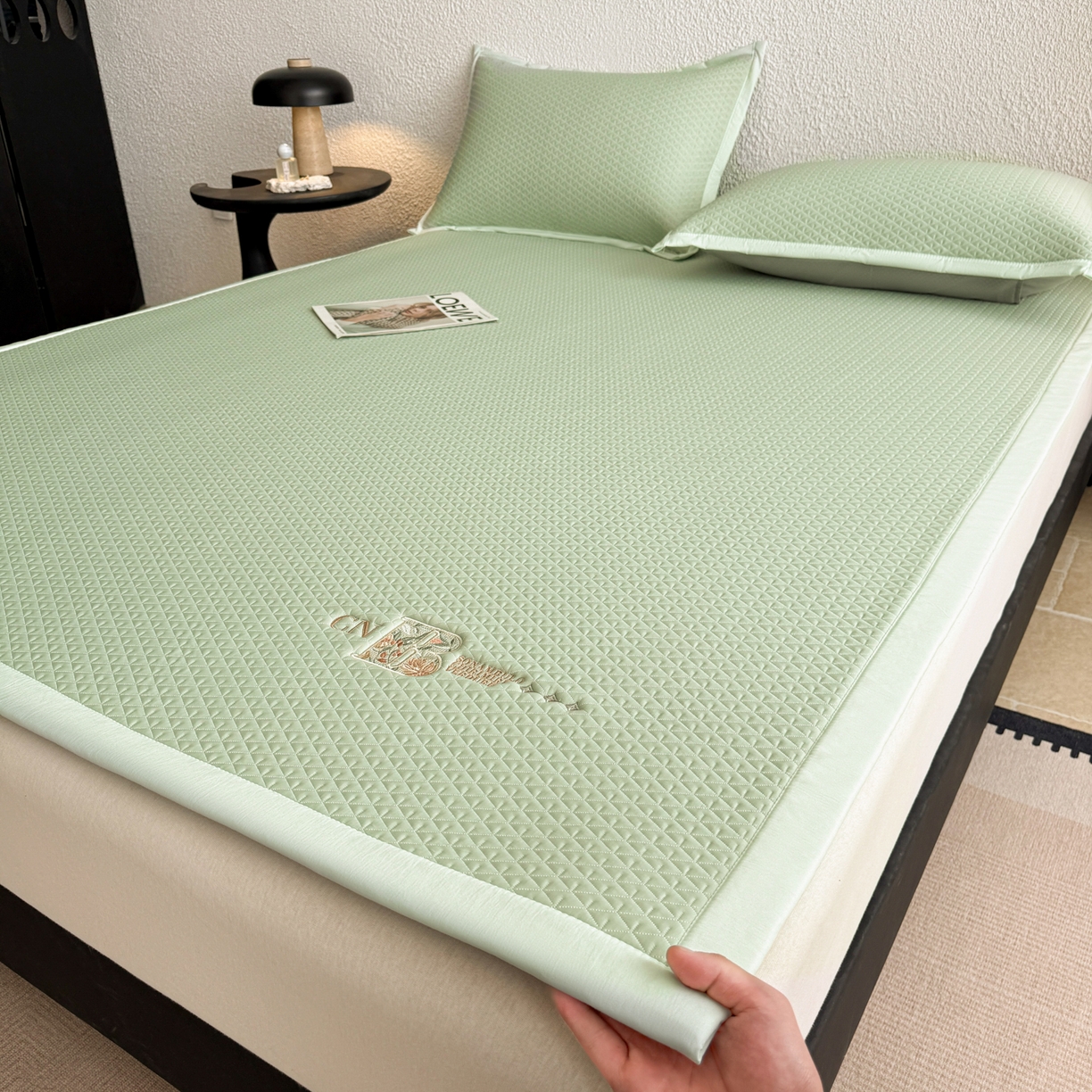 91家纺网 家纺一手货源 找家纺 鑫姿席业 2026新款A类PE凉感抗菌席凉席席子-几何花静系列 几何花境-绿（床垫款）