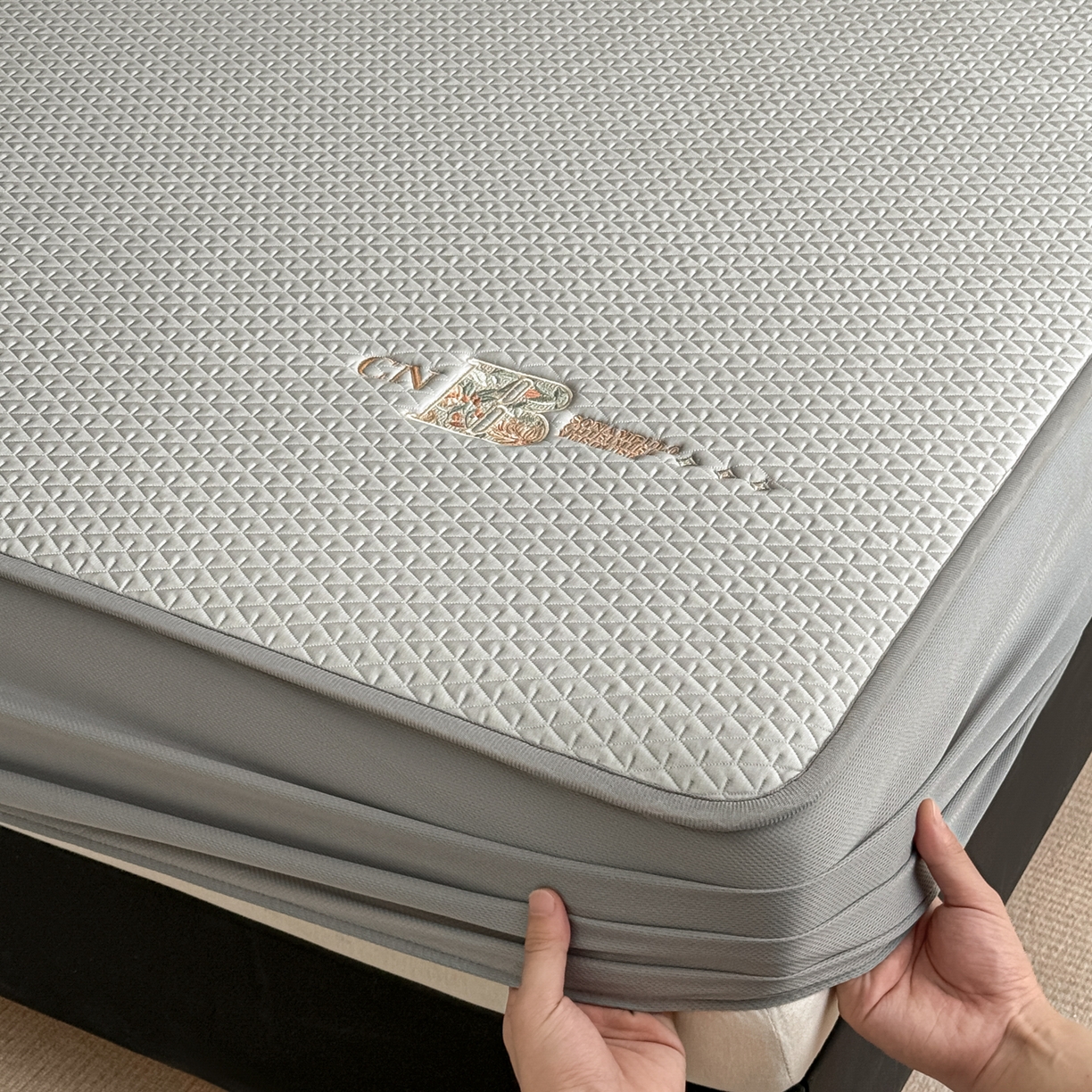 91家纺网 家纺一手货源 找家纺 鑫姿席业 2026新款A类PE凉感抗菌席凉席席子-几何花静系列 几何花境-灰（床笠款）