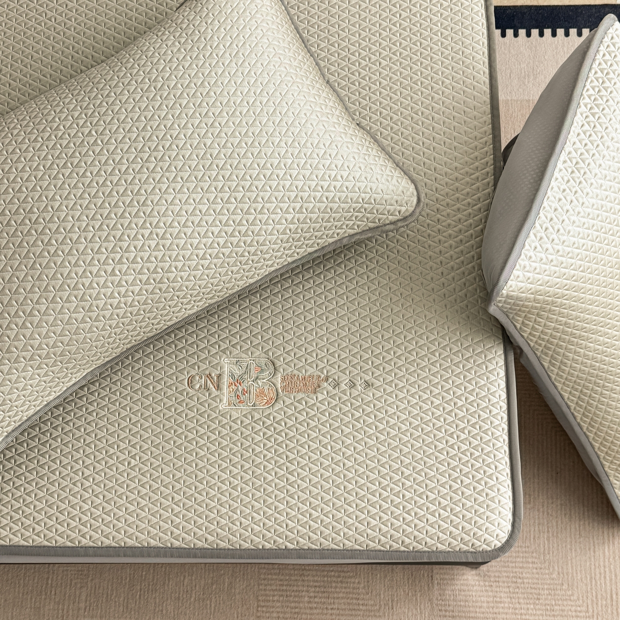 91家纺网 家纺一手货源 找家纺 鑫姿席业 2026新款A类PE凉感抗菌席凉席席子-几何花静系列 几何花境-咖（床笠款）