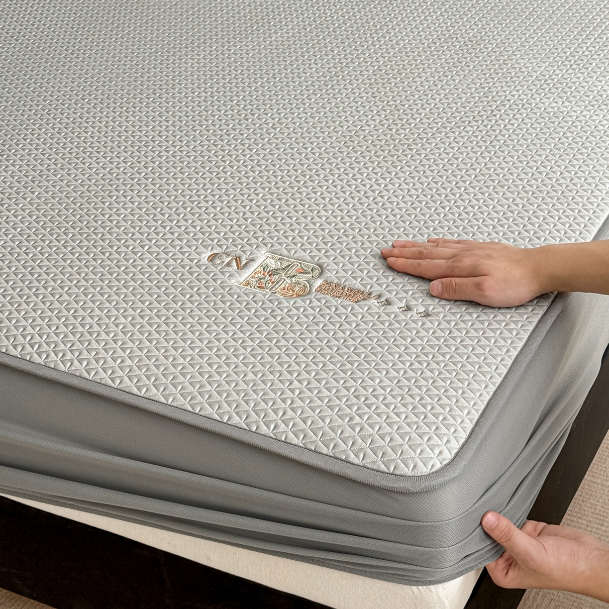 91家纺网 家纺一手货源 找家纺 鑫姿席业 2026新款A类PE凉感抗菌席凉席席子-几何花静系列 几何花境-灰（床笠款）