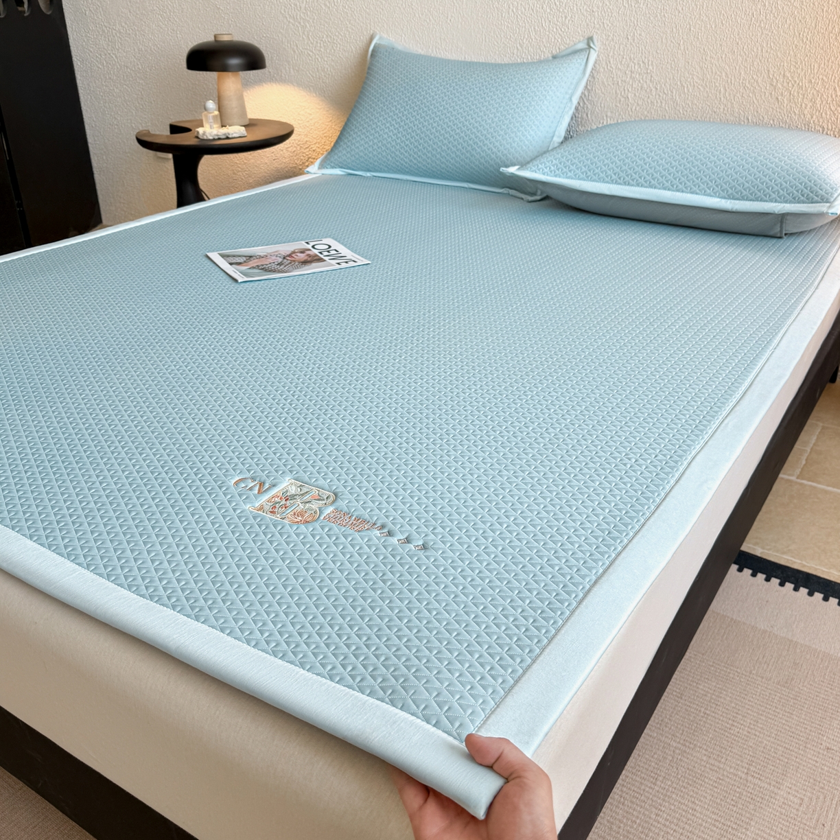 91家纺网 家纺一手货源 找家纺 鑫姿席业 2026新款A类PE凉感抗菌席凉席席子-几何花静系列 几何花境-蓝（床垫款）