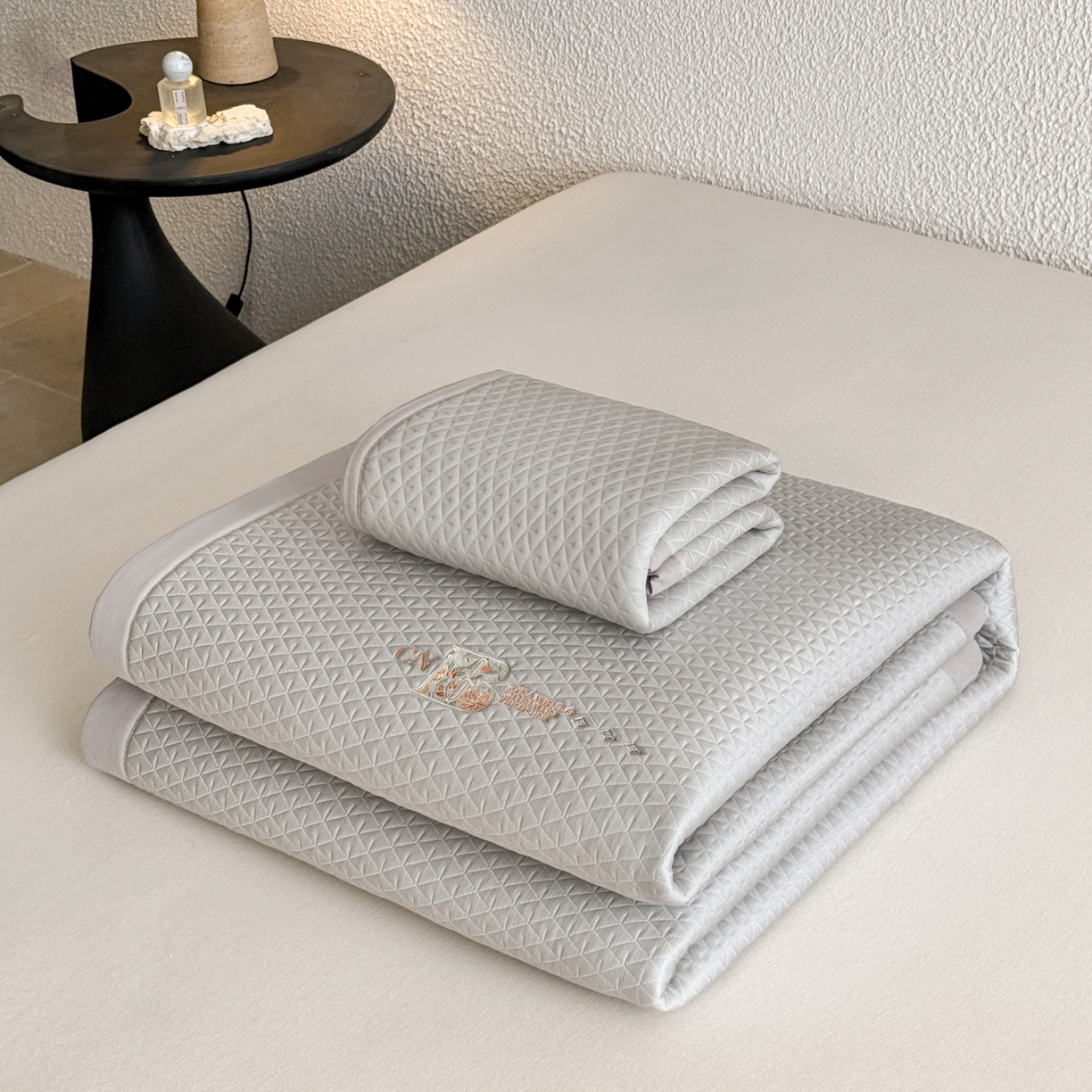 91家纺网 家纺一手货源 找家纺 鑫姿席业 2026新款A类PE凉感抗菌席凉席席子-几何花静系列 几何花境-灰（床垫款）