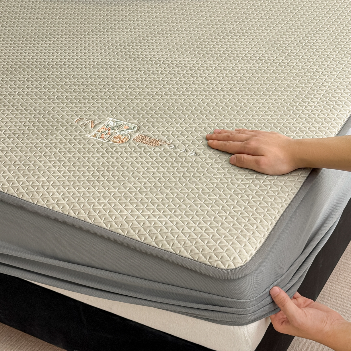 91家纺网 家纺一手货源 找家纺 鑫姿席业 2026新款A类PE凉感抗菌席凉席席子-几何花静系列 几何花境-咖（床笠款）