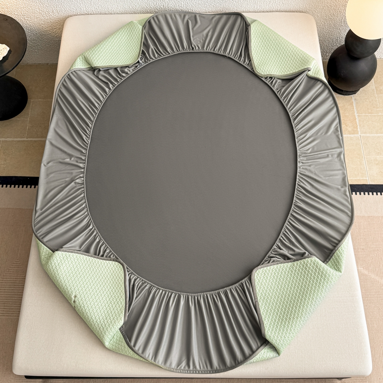 91家纺网 家纺一手货源 找家纺 鑫姿席业 2026新款A类PE凉感抗菌席凉席席子-几何花静系列 几何花境-绿（床笠款）