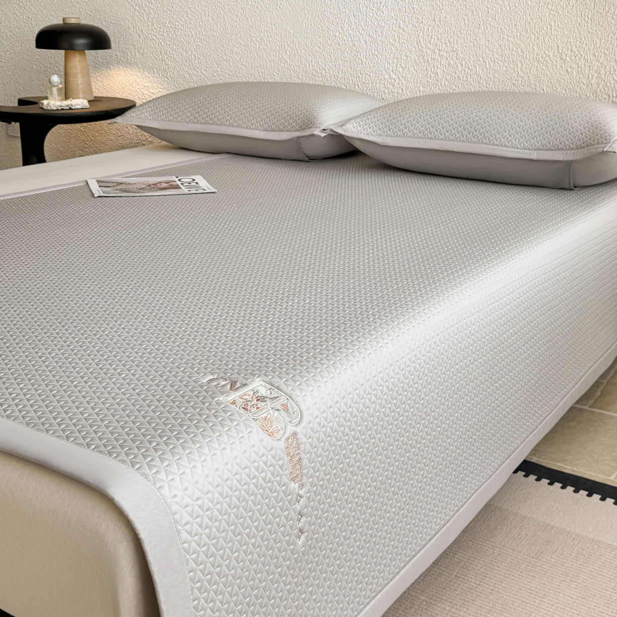 91家纺网 家纺一手货源 找家纺 鑫姿席业 2026新款A类PE凉感抗菌席凉席席子-几何花静系列 几何花境-灰（床垫款）