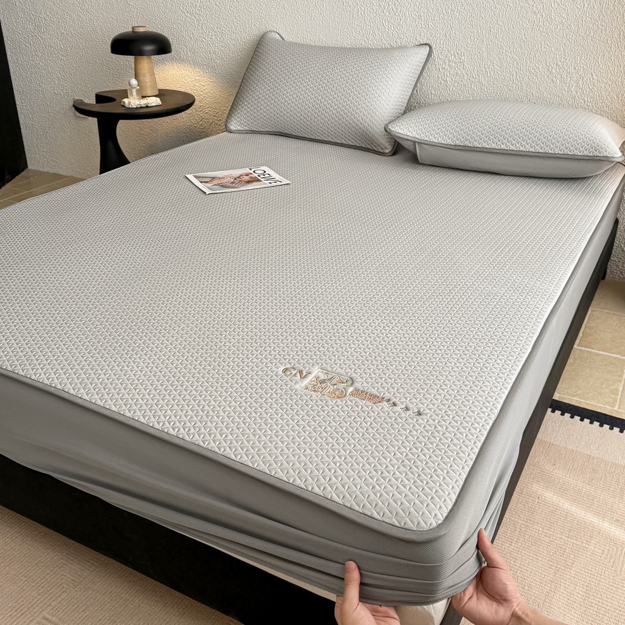 91家纺网 家纺一手货源 找家纺 鑫姿席业 2026新款A类PE凉感抗菌席凉席席子-几何花静系列 几何花境-灰（床笠款）